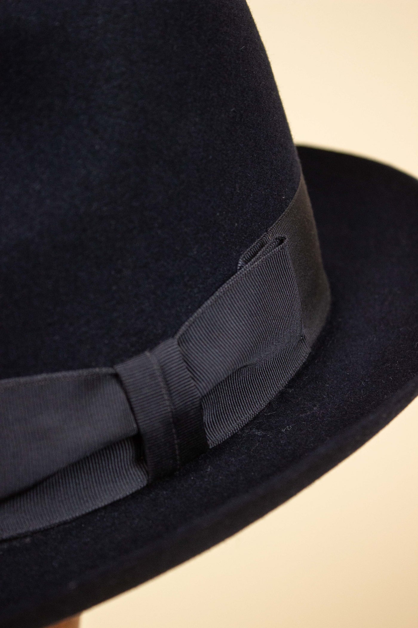 BRITISH 1960S/1970S DARK BLUE FELT HAT BY THE WATSON HAT. SIZE 57