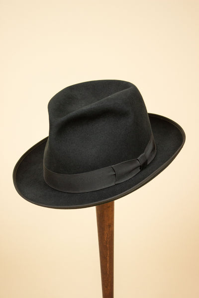 AMERICAN 1940S/1950S DARK GREY FELT HAT BY STETSON. SIZE 58