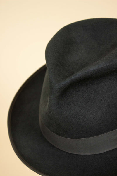 AMERICAN 1940S/1950S DARK GREY FELT HAT BY STETSON. SIZE 58