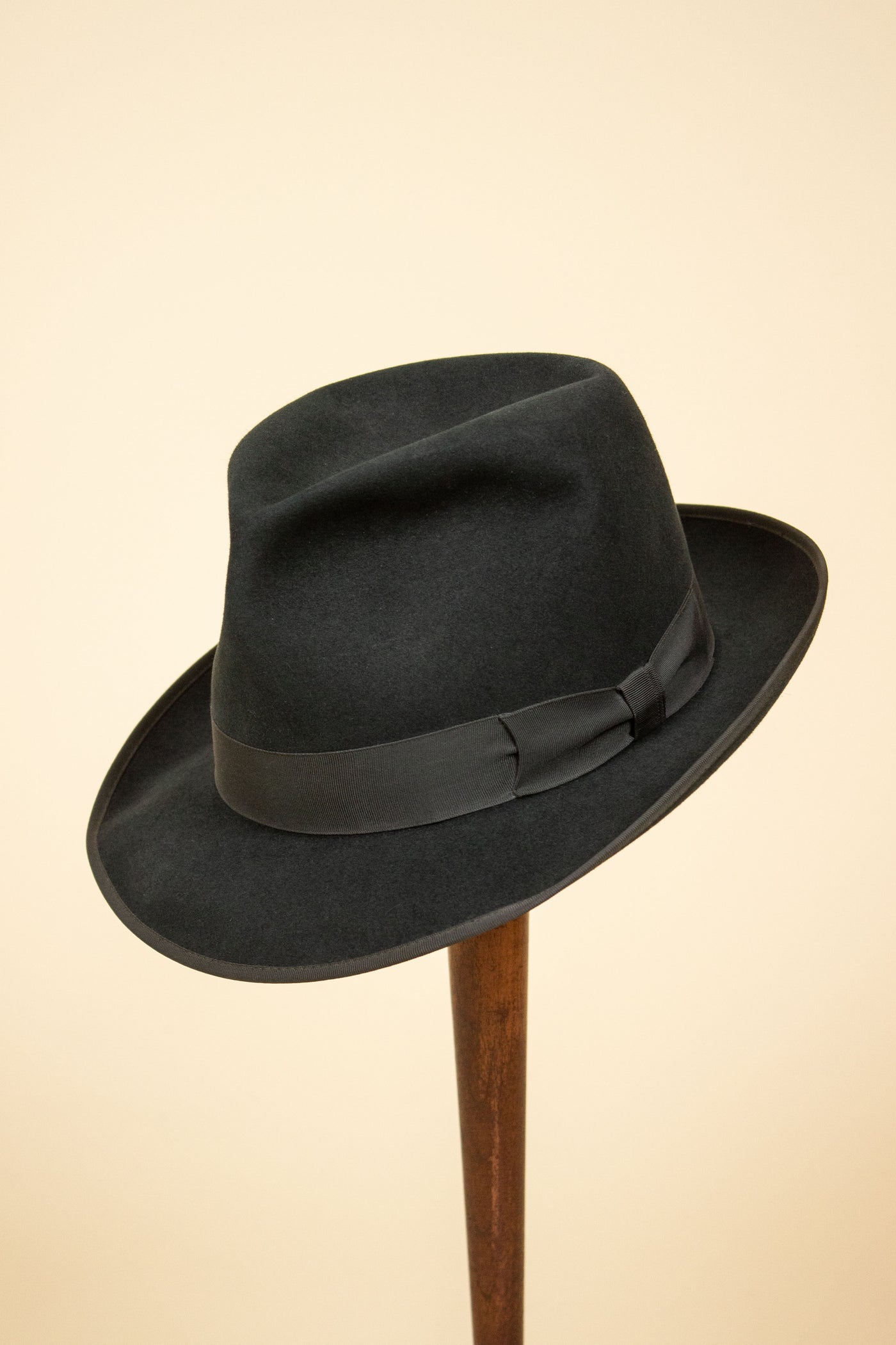 AMERICAN 1940S/1950S DARK GREY FELT HAT BY STETSON. SIZE 58