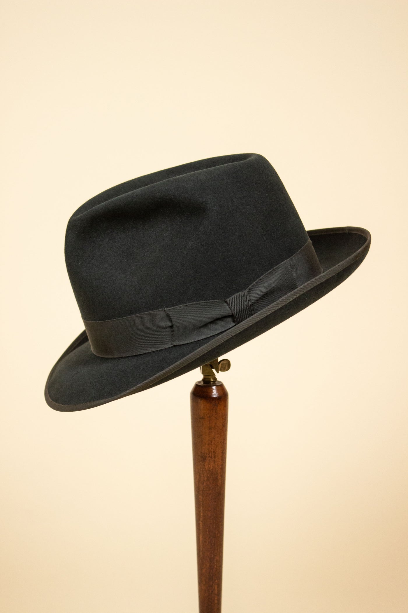 AMERICAN 1940S/1950S DARK GREY FELT HAT BY STETSON. SIZE 58