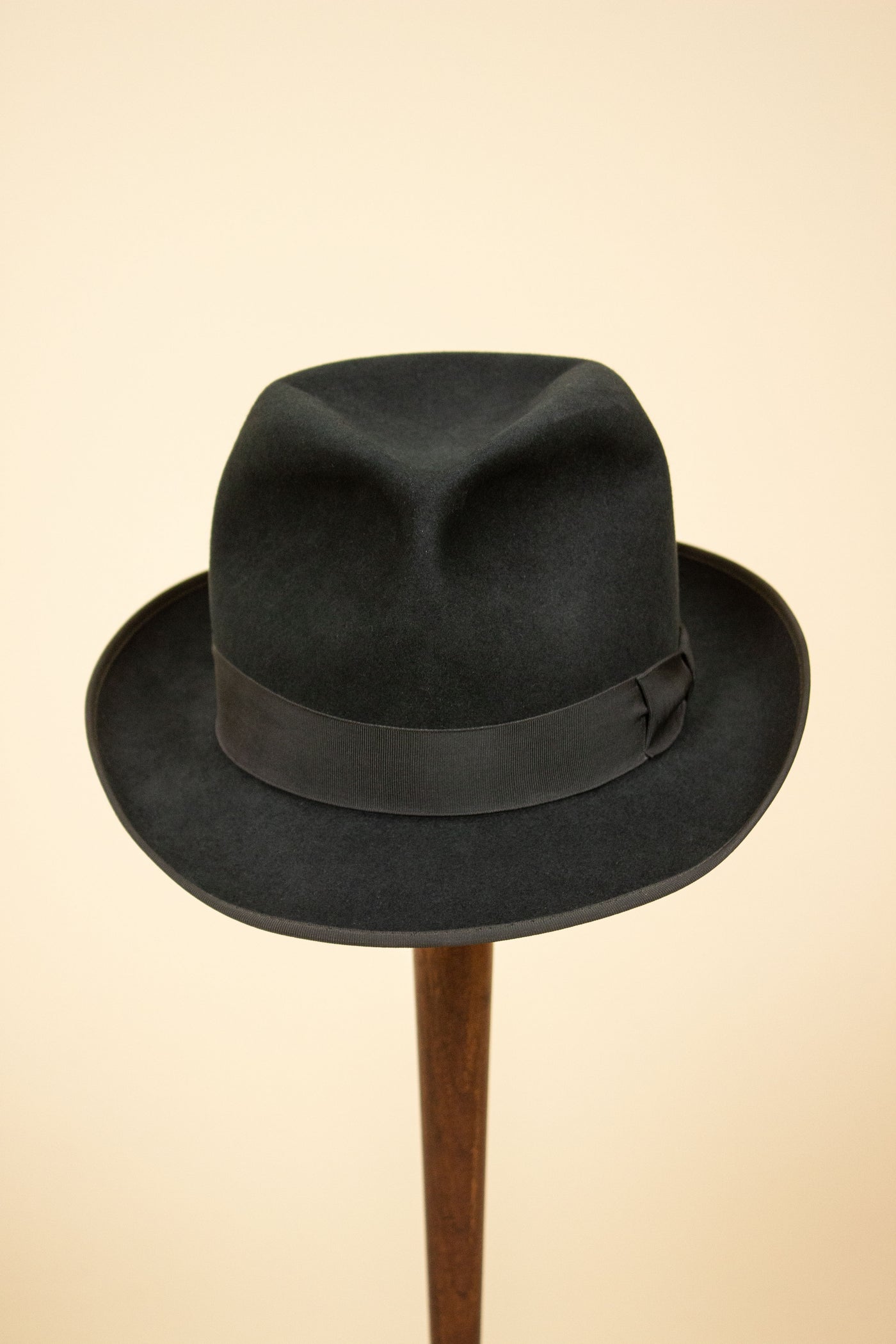 AMERICAN 1940S/1950S DARK GREY FELT HAT BY STETSON. SIZE 58