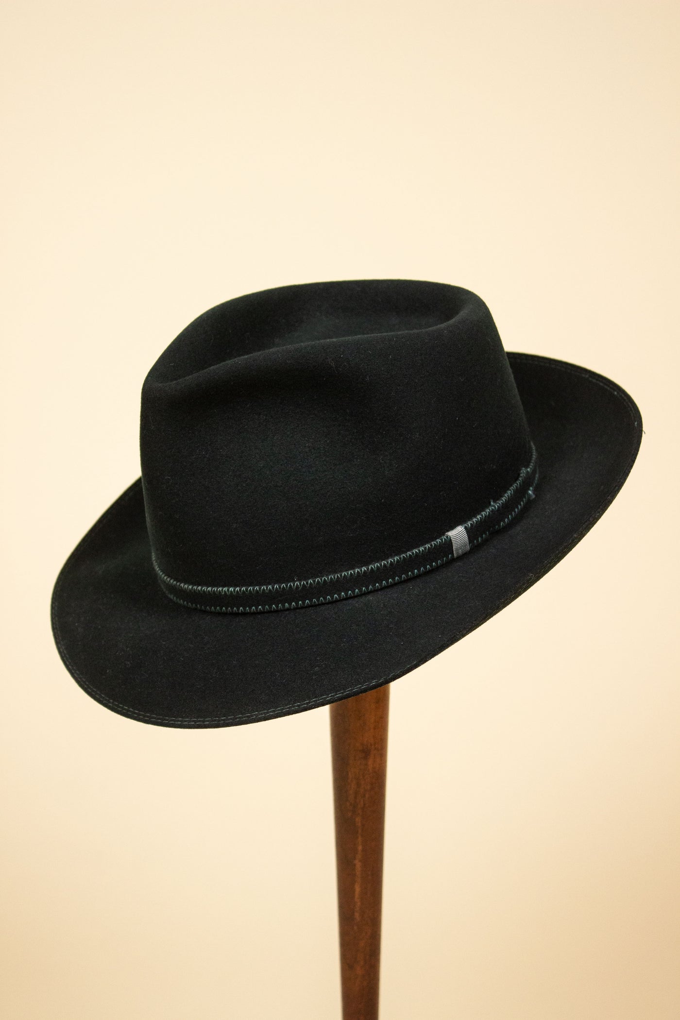 AMERICAN 1930S/1940S DARK GREEN FELT HAT BY WENTON. SIZE 57