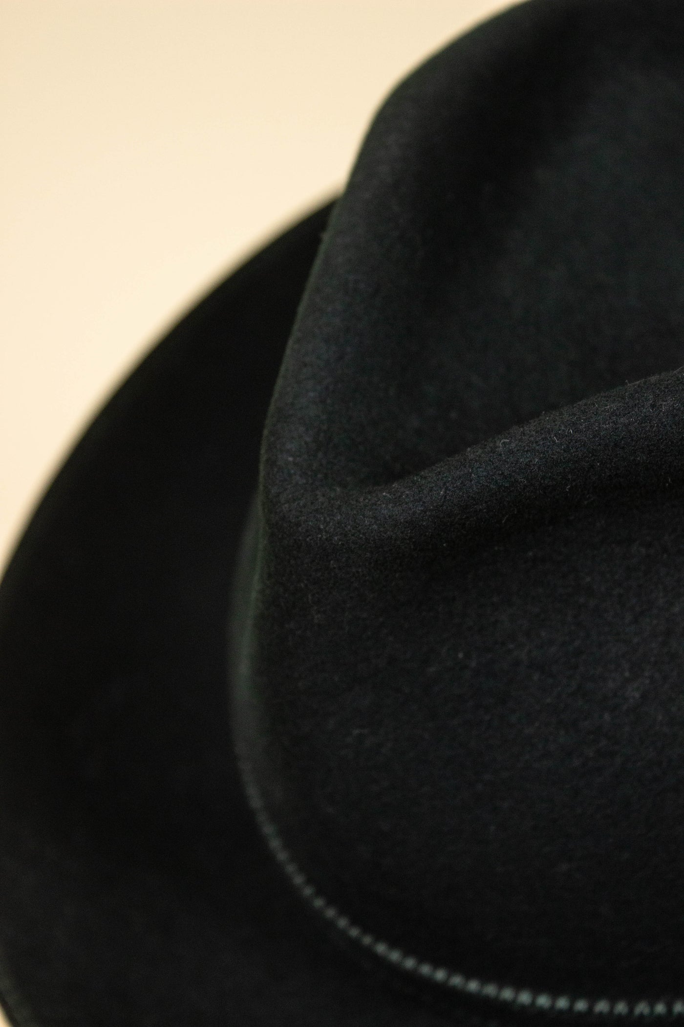 AMERICAN 1930S/1940S DARK GREEN FELT HAT BY WENTON. SIZE 57