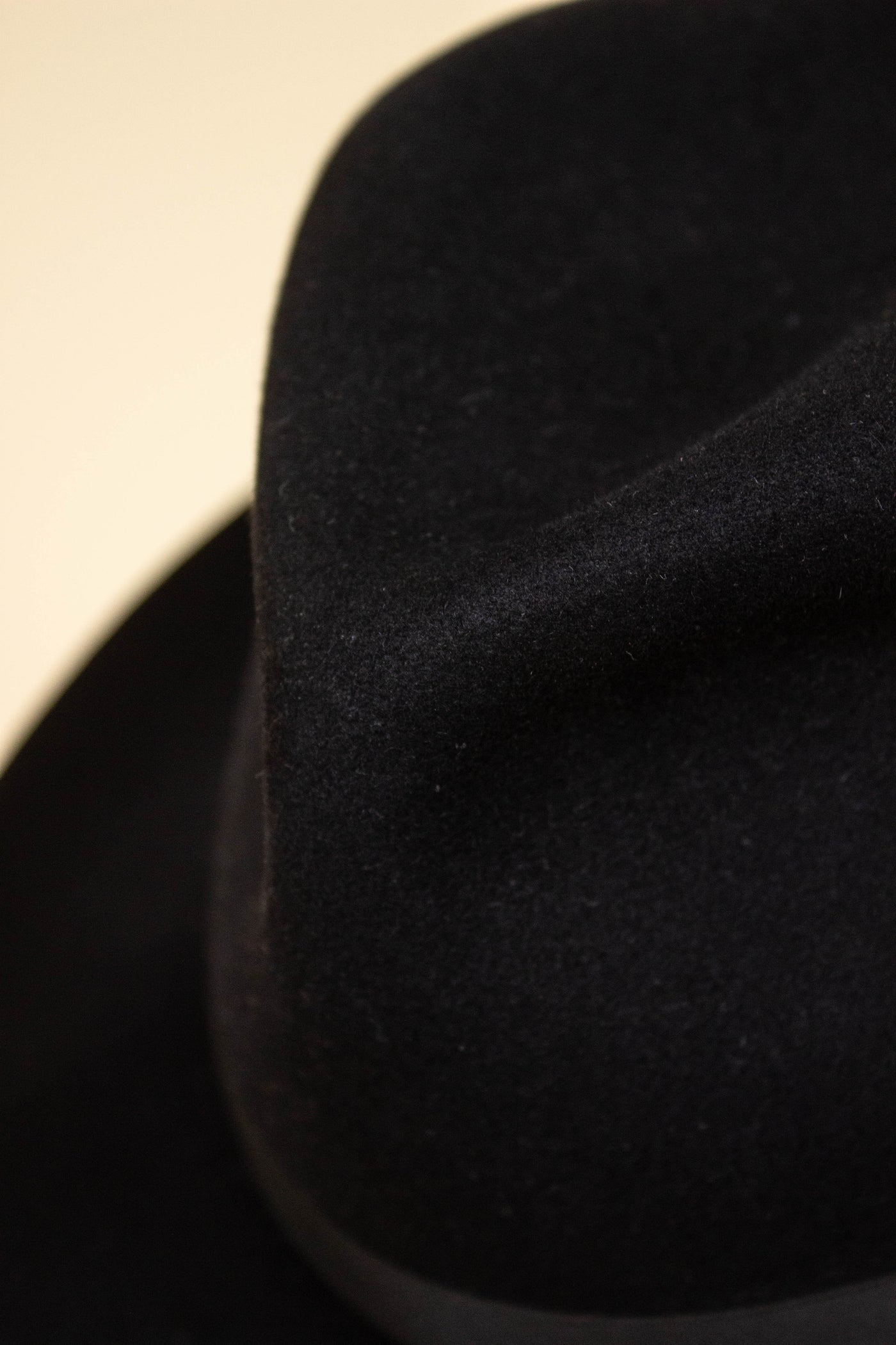 BRITISH 1940S/1950S BLACK FEDORA HAT BY PRESTON. SIZE 58