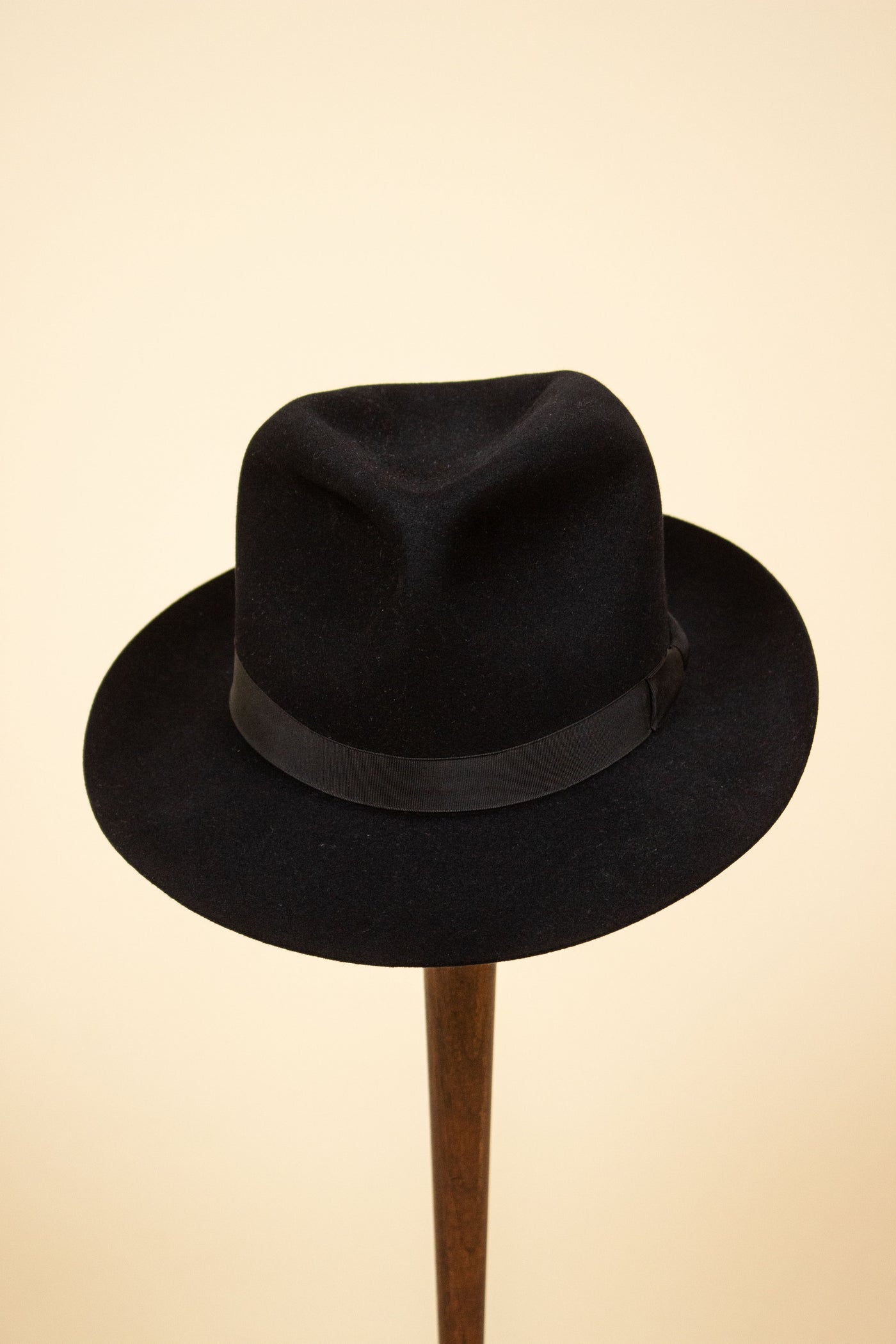 BRITISH 1940S/1950S BLACK FEDORA HAT BY PRESTON. SIZE 58