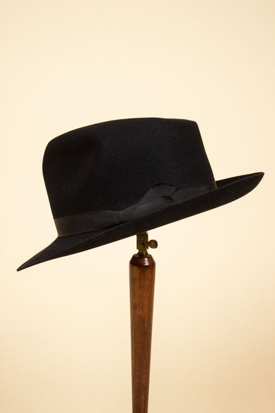 BRITISH 1940S/1950S BLACK FEDORA HAT BY PRESTON. SIZE 58