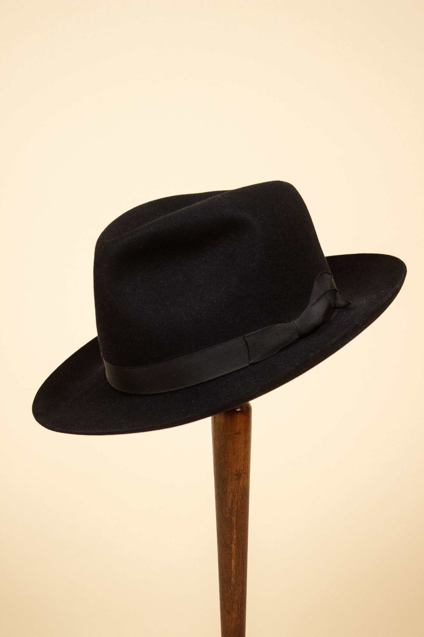 BRITISH 1940S/1950S BLACK FEDORA HAT BY PRESTON. SIZE 58