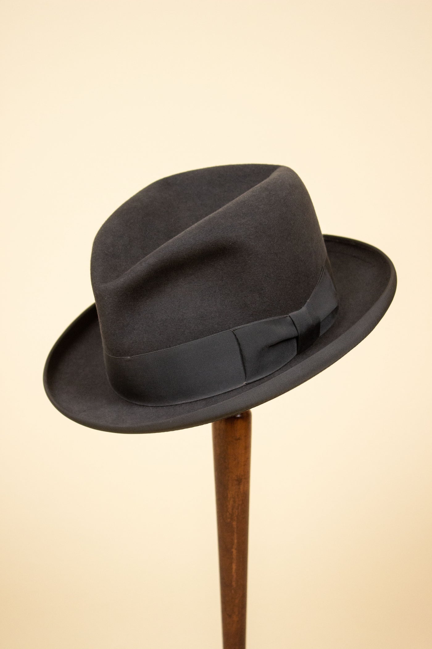 BRITISH 1950S/1960S DARK GREY HOMBURG HAT BY PERCY JONES & CO. SIZE 57,5