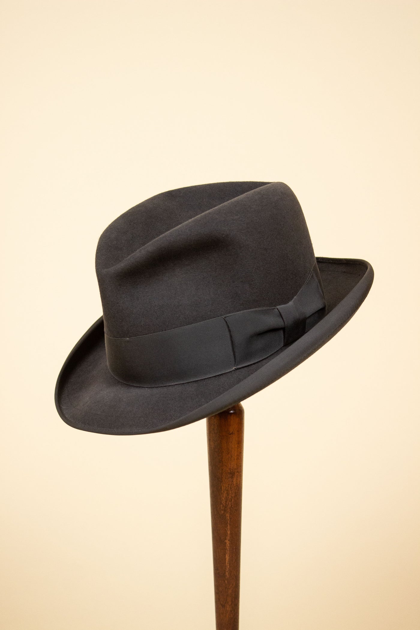 BRITISH 1950S/1960S DARK GREY HOMBURG HAT BY PERCY JONES & CO. SIZE 57,5