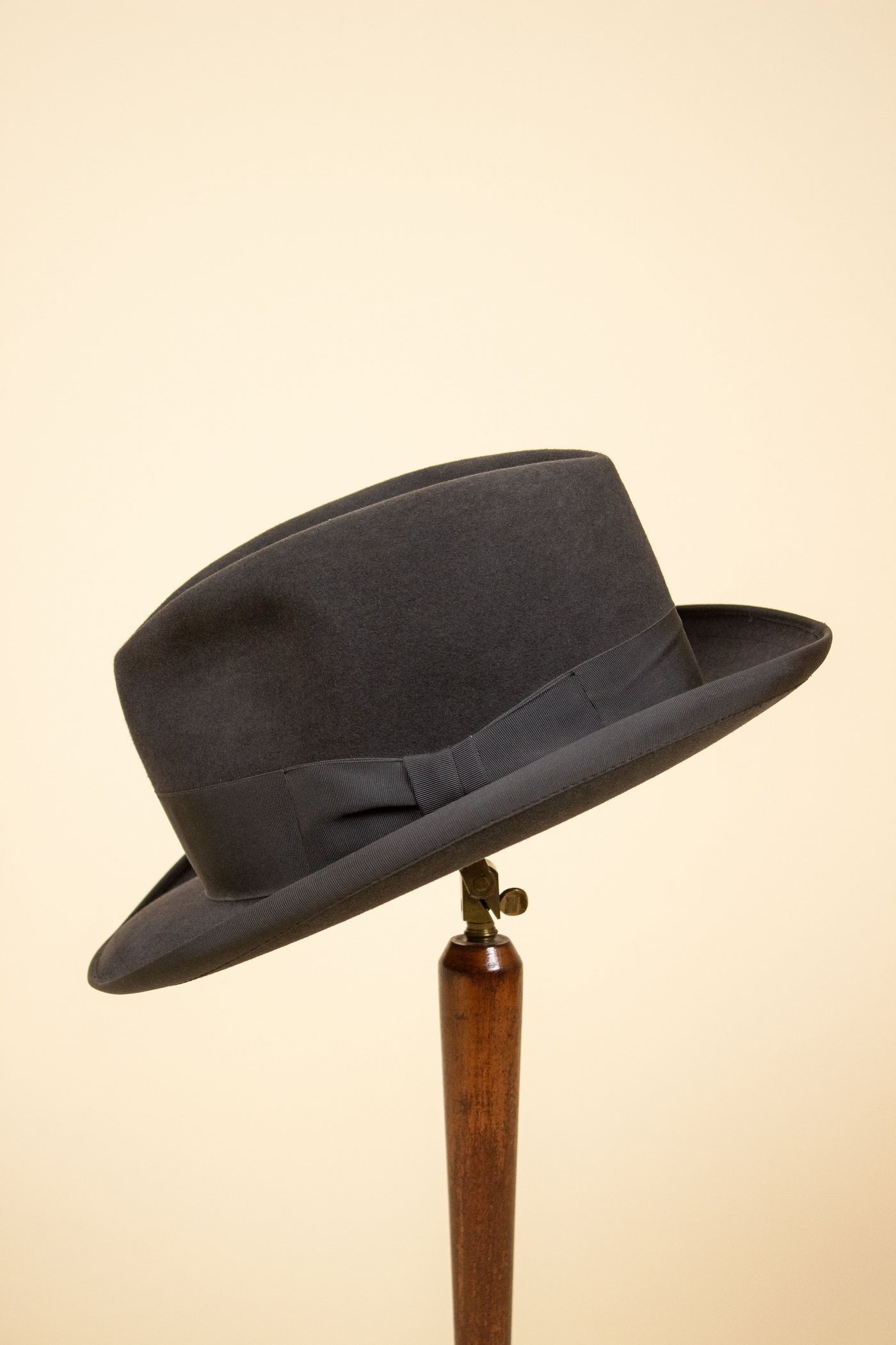 BRITISH 1950S/1960S DARK GREY HOMBURG HAT BY PERCY JONES & CO. SIZE 57,5