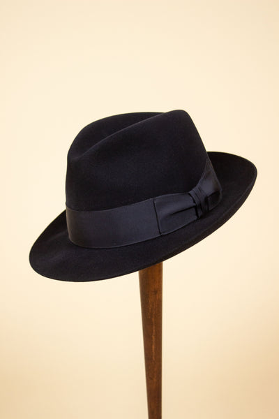 1960S/1970S GERMAN DARK BLUE FELT HAT FROM MAYSER. SIZE 59,5