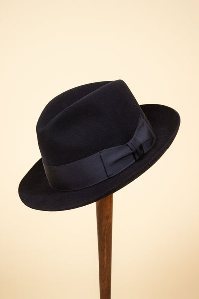 1960S/1970S GERMAN DARK BLUE FELT HAT FROM MAYSER. SIZE 59,5