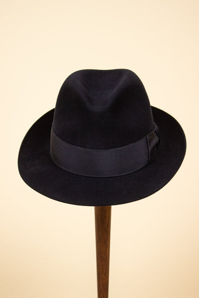 1960S/1970S GERMAN DARK BLUE FELT HAT FROM MAYSER. SIZE 59,5