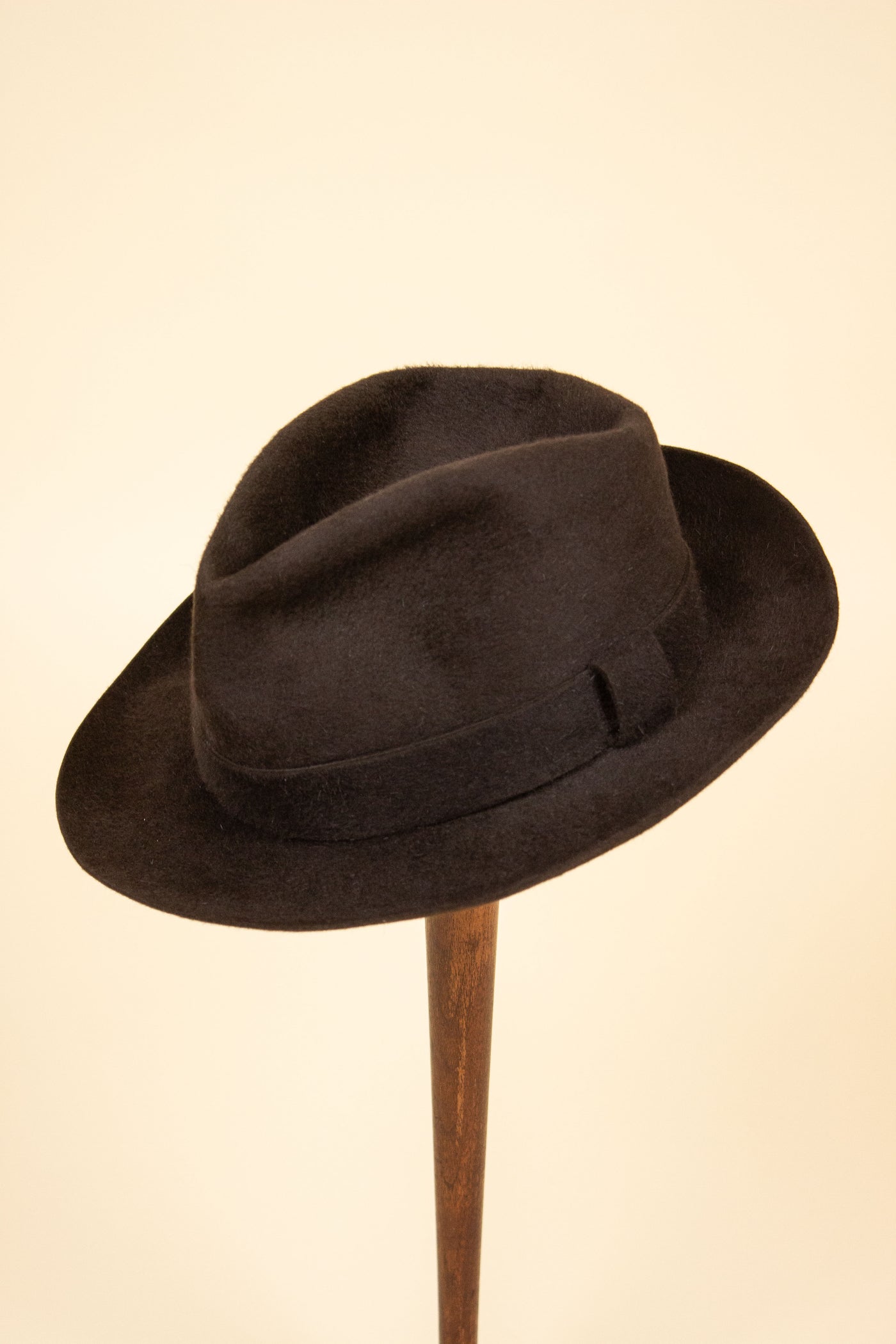 ITALIAN 1940S/1950S DARK BROWN FELT HAT BY BORMIDA. SIZE 58,5