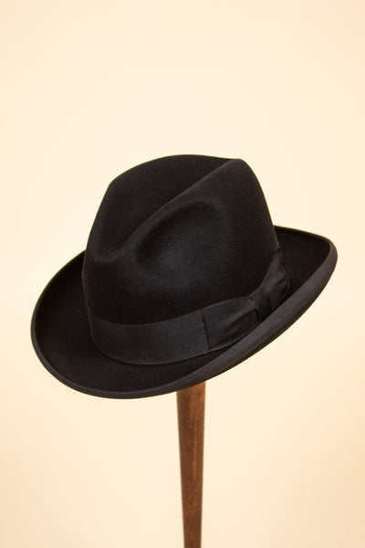 AUSTRIAN 1940S/1950S BLACK HOMBURG FELT HAT BY HABIG. SIZE 59