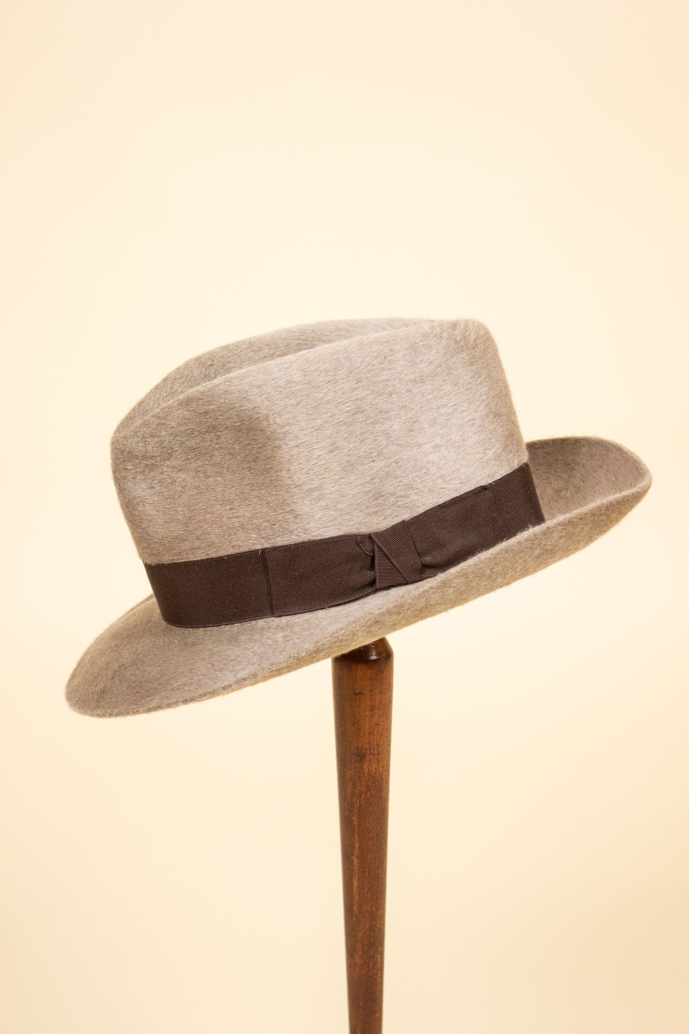 FRENCH 1940S/1950S BEIGE FELT HAT BY UNKNOWN MAKER. SIZE 57