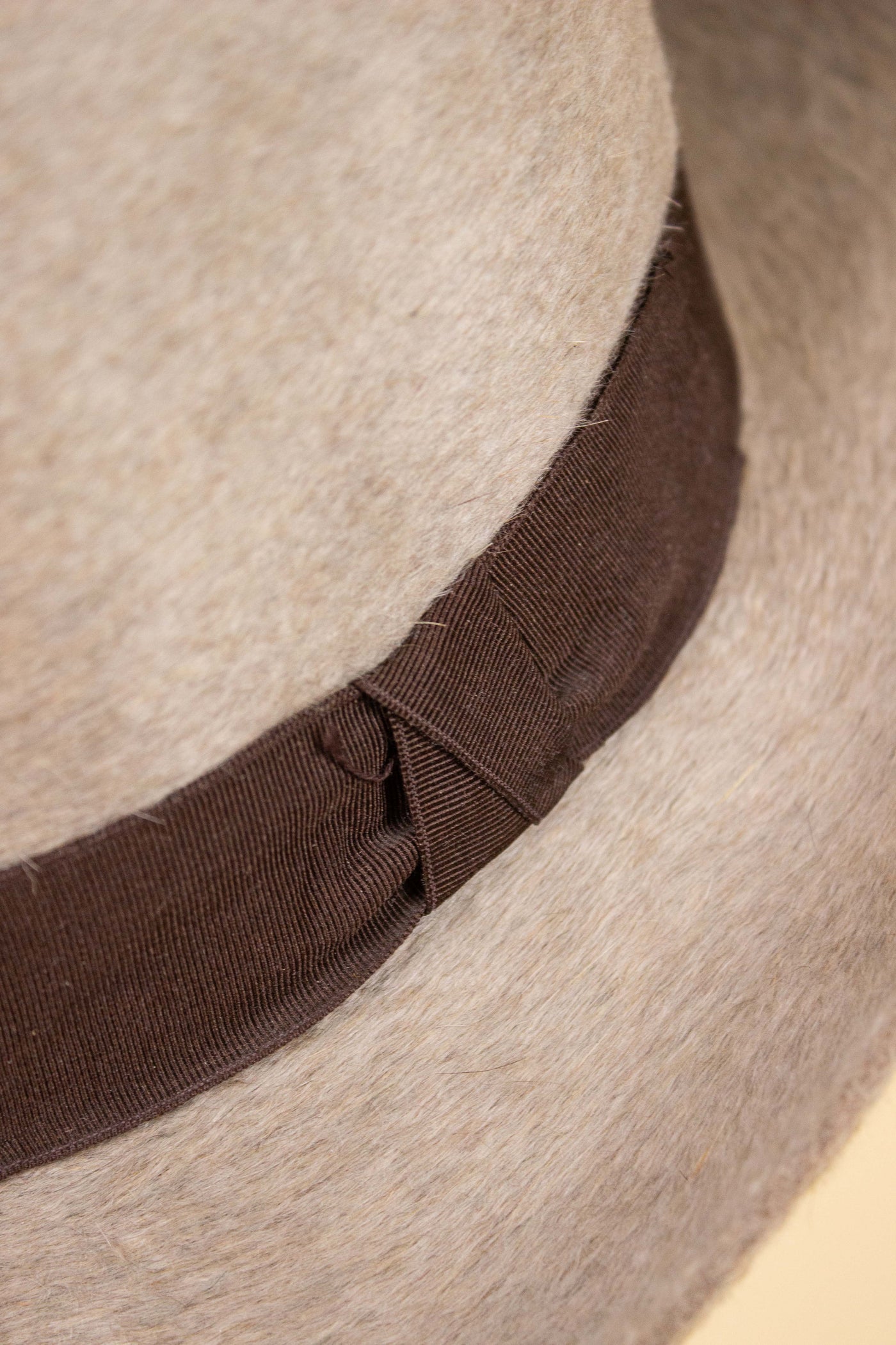 FRENCH 1940S/1950S BEIGE FELT HAT BY UNKNOWN MAKER. SIZE 57