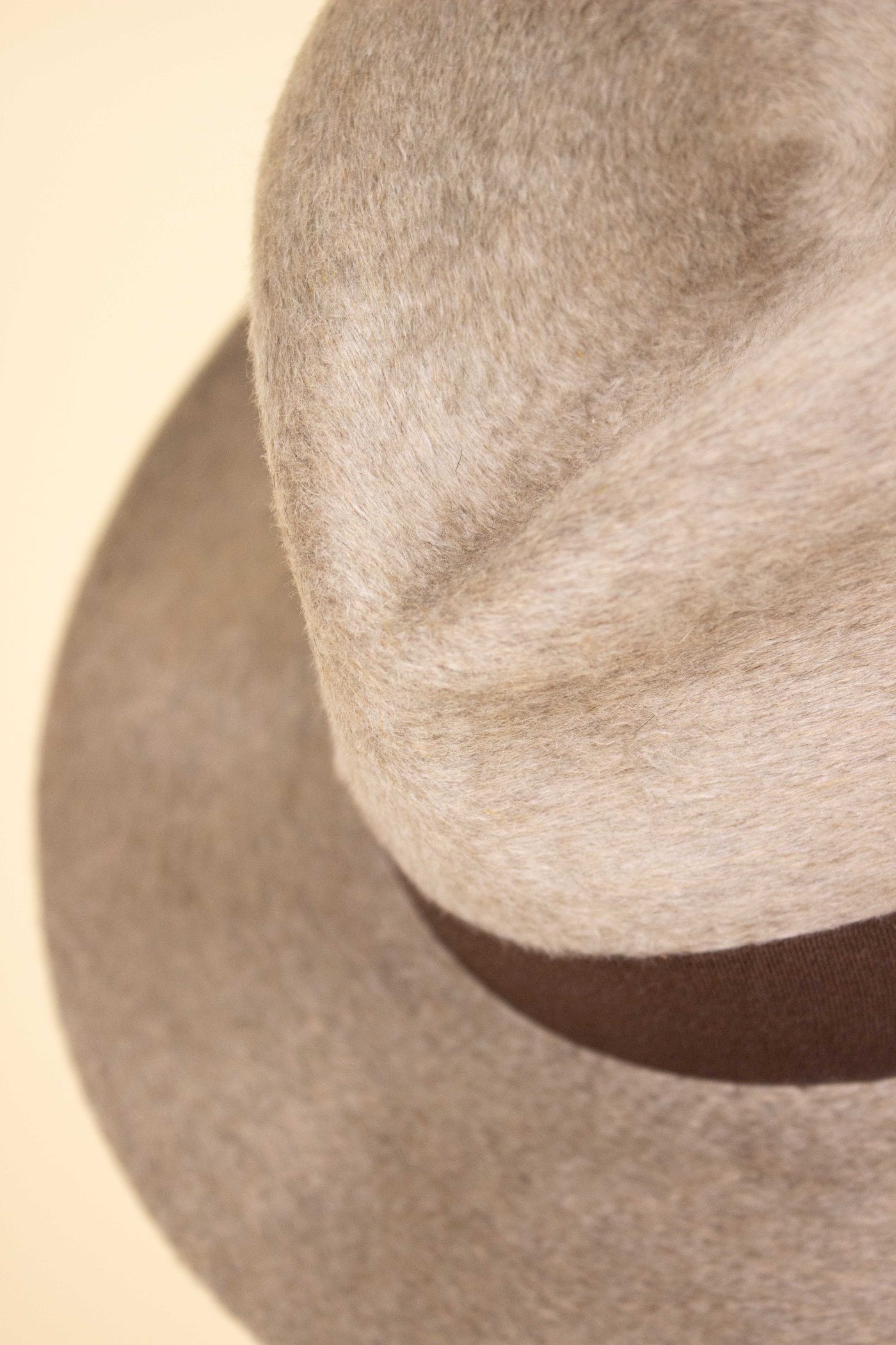 FRENCH 1940S/1950S BEIGE FELT HAT BY UNKNOWN MAKER. SIZE 57