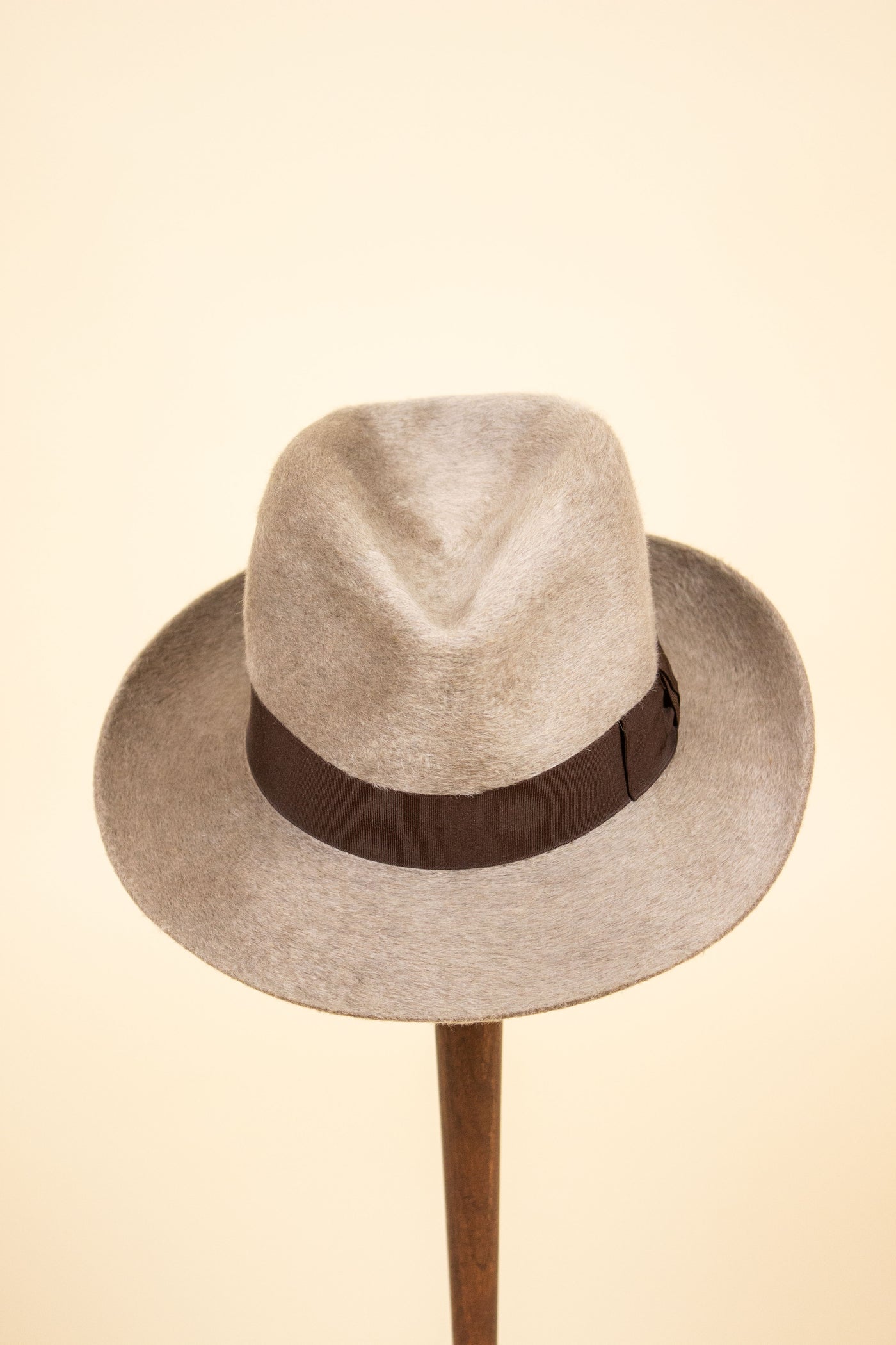 FRENCH 1940S/1950S BEIGE FELT HAT BY UNKNOWN MAKER. SIZE 57