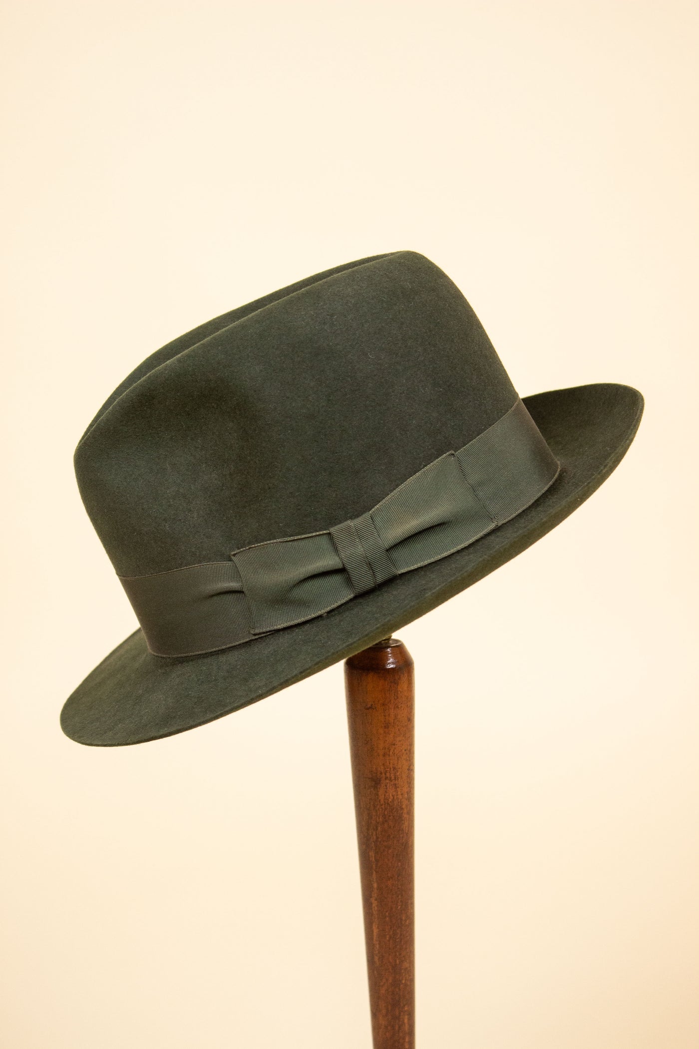 AMERICAN 1940S/1950S GREEN FELT HAT BY STETSON. SIZE 58