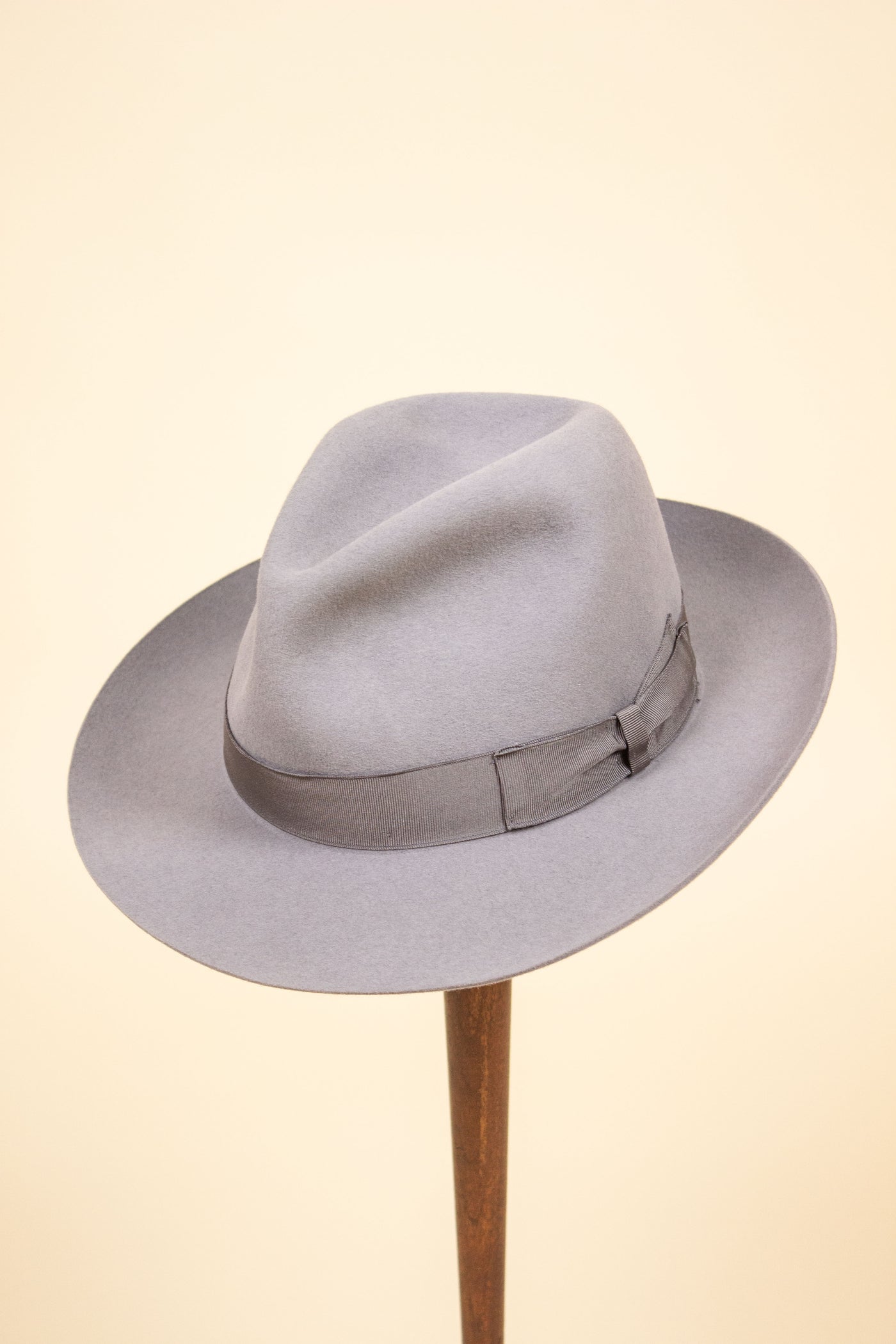 ITALIAN 2000S LIGHT GREY FEDORA FELT HAT BY BORSALINO. SIZE 58