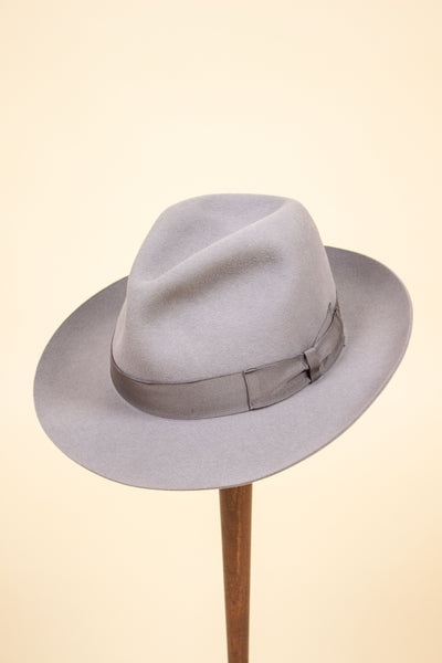 ITALIAN 2000S LIGHT GREY FEDORA FELT HAT BY BORSALINO. SIZE 58