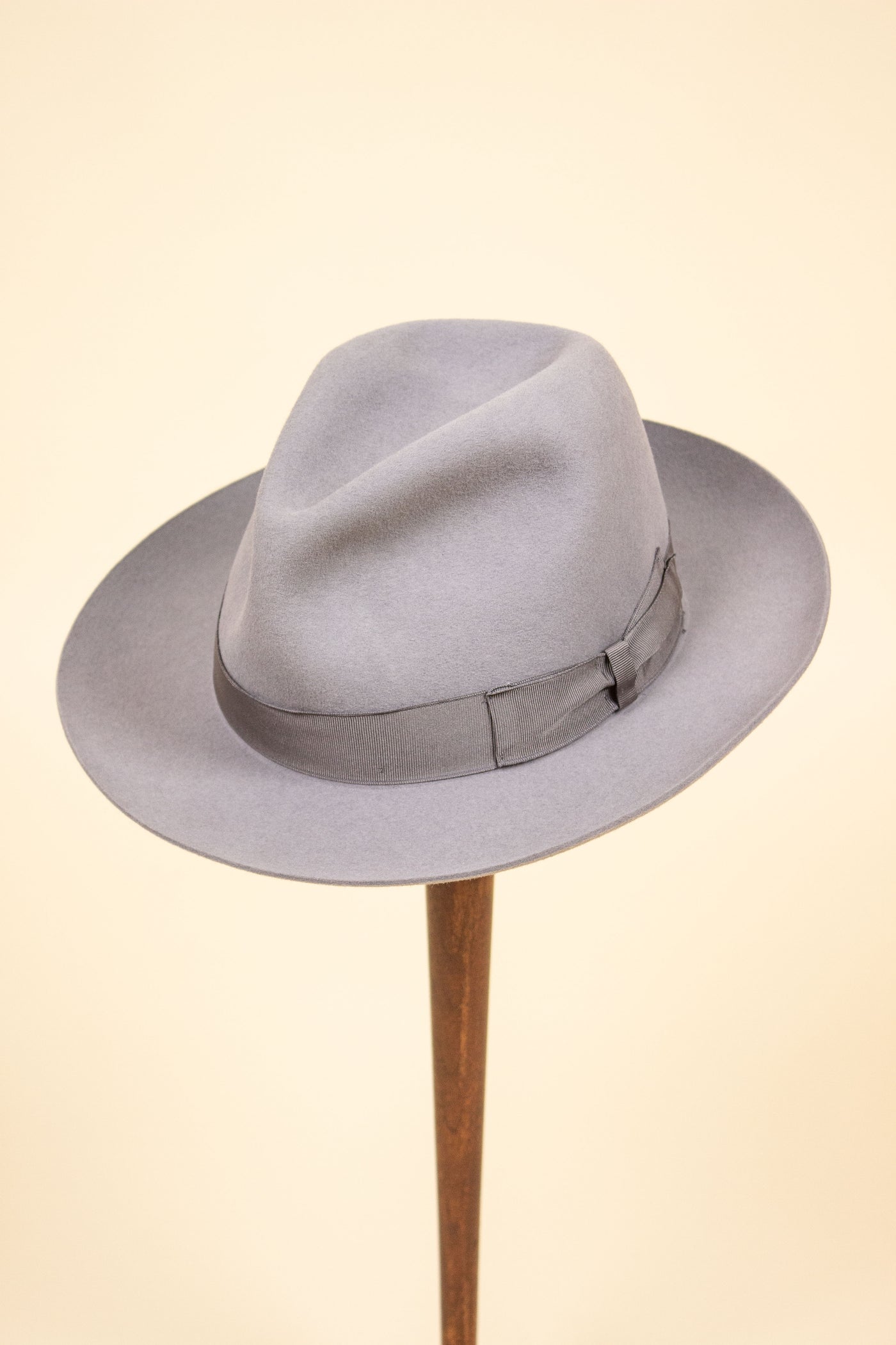 ITALIAN 2000S LIGHT GREY FEDORA FELT HAT BY BORSALINO. SIZE 58