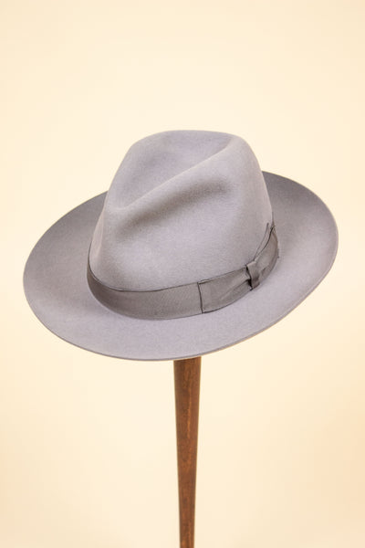 ITALIAN 2000S LIGHT GREY FEDORA FELT HAT BY BORSALINO. SIZE 58