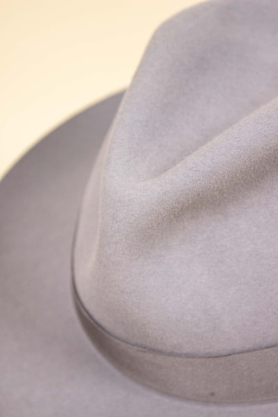 ITALIAN 2000S LIGHT GREY FEDORA FELT HAT BY BORSALINO. SIZE 58