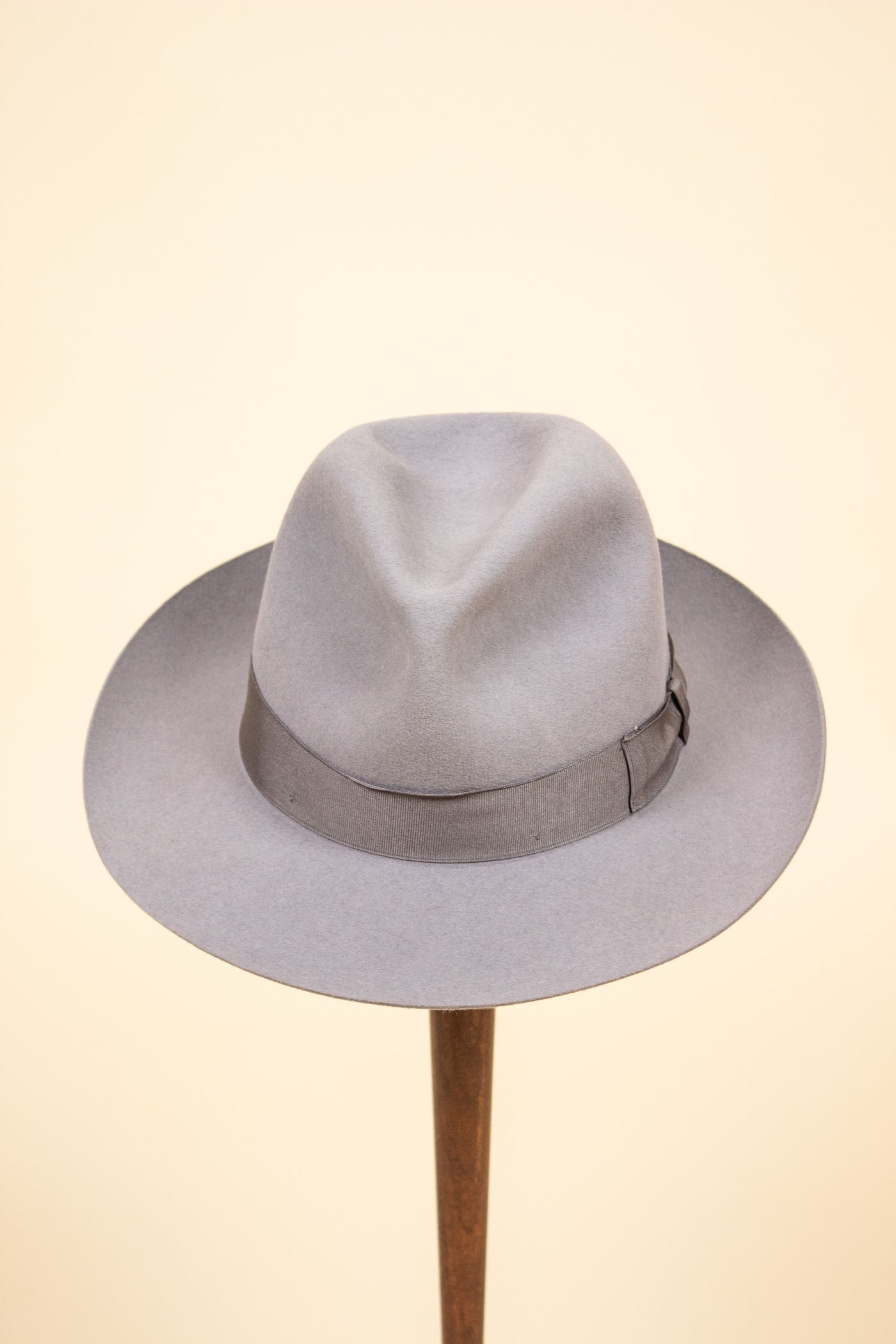 ITALIAN 2000S LIGHT GREY FEDORA FELT HAT BY BORSALINO. SIZE 58