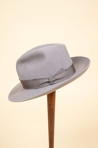 ITALIAN 2000S LIGHT GREY FEDORA FELT HAT BY BORSALINO. SIZE 58