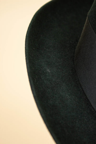 BRITISH 1950S DARK GREEN FELT HAT BY BURNLEY. SIZE 58