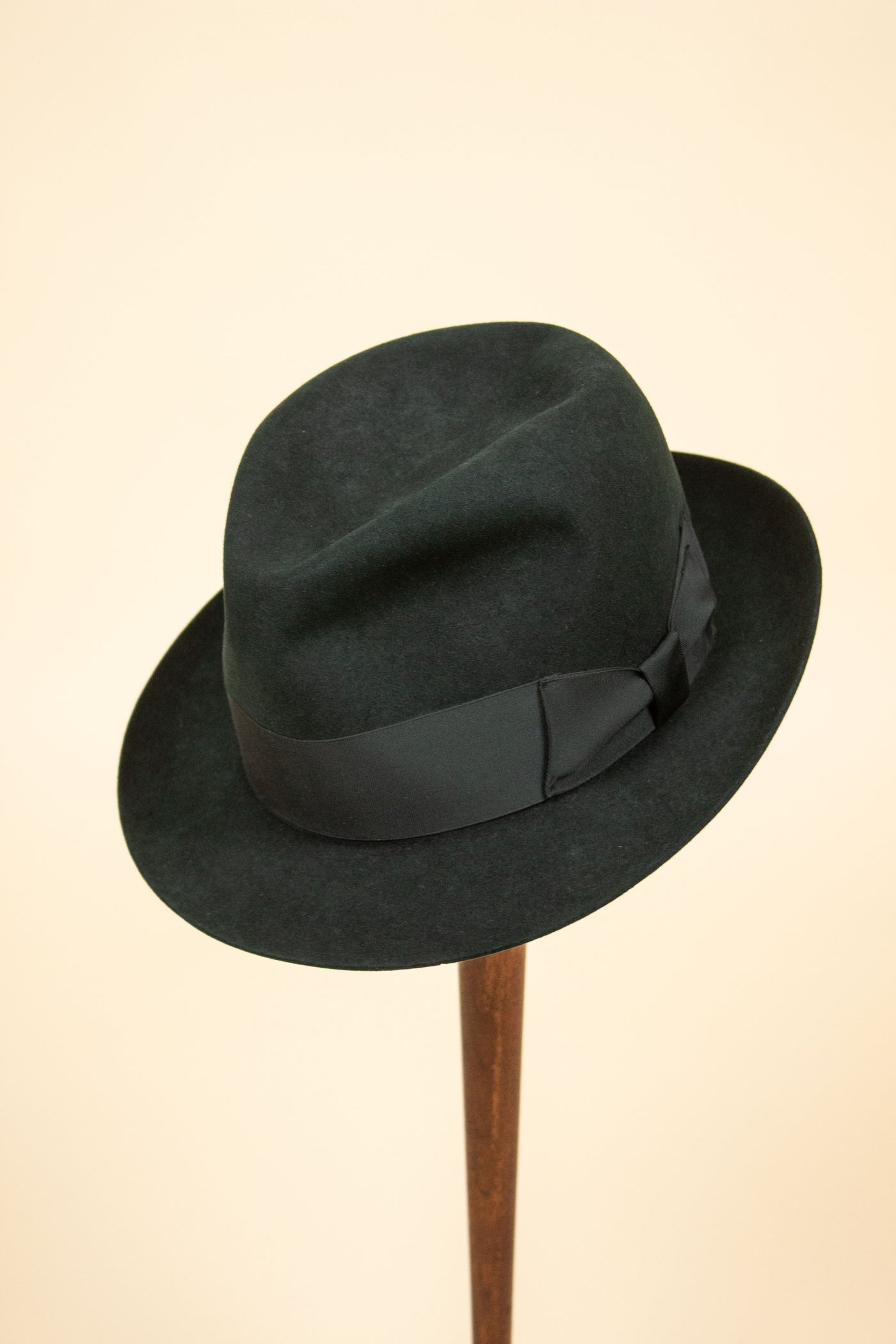 BRITISH 1950S DARK GREEN FELT HAT BY BURNLEY. SIZE 58