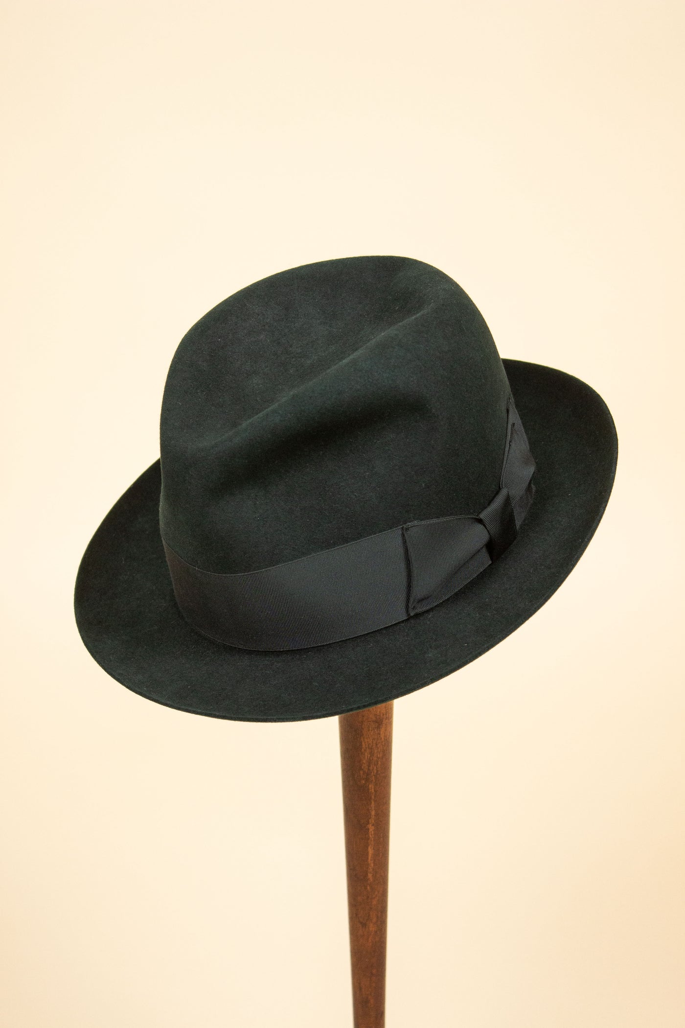 BRITISH 1950S DARK GREEN FELT HAT BY BURNLEY. SIZE 58