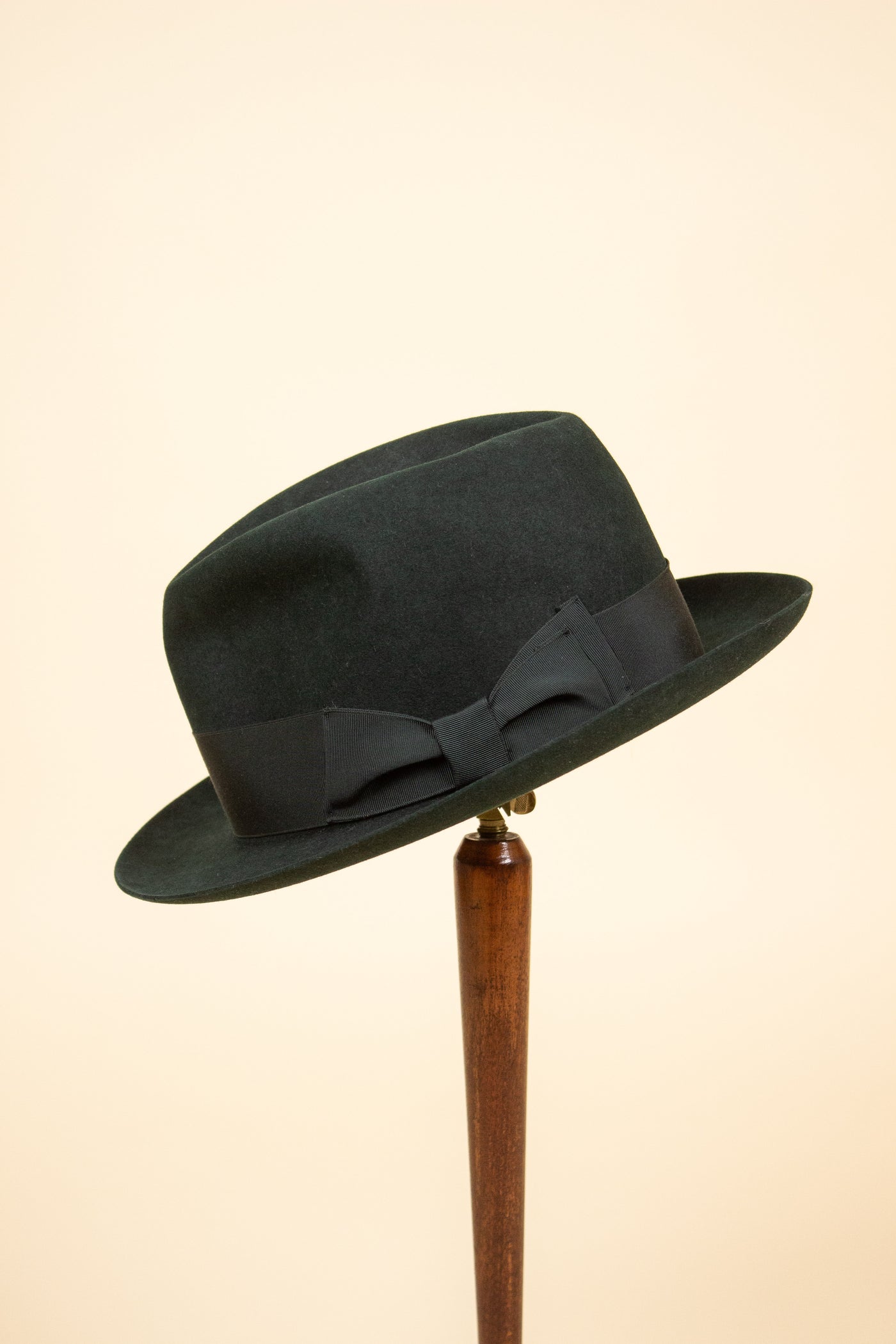 BRITISH 1950S DARK GREEN FELT HAT BY BURNLEY. SIZE 58