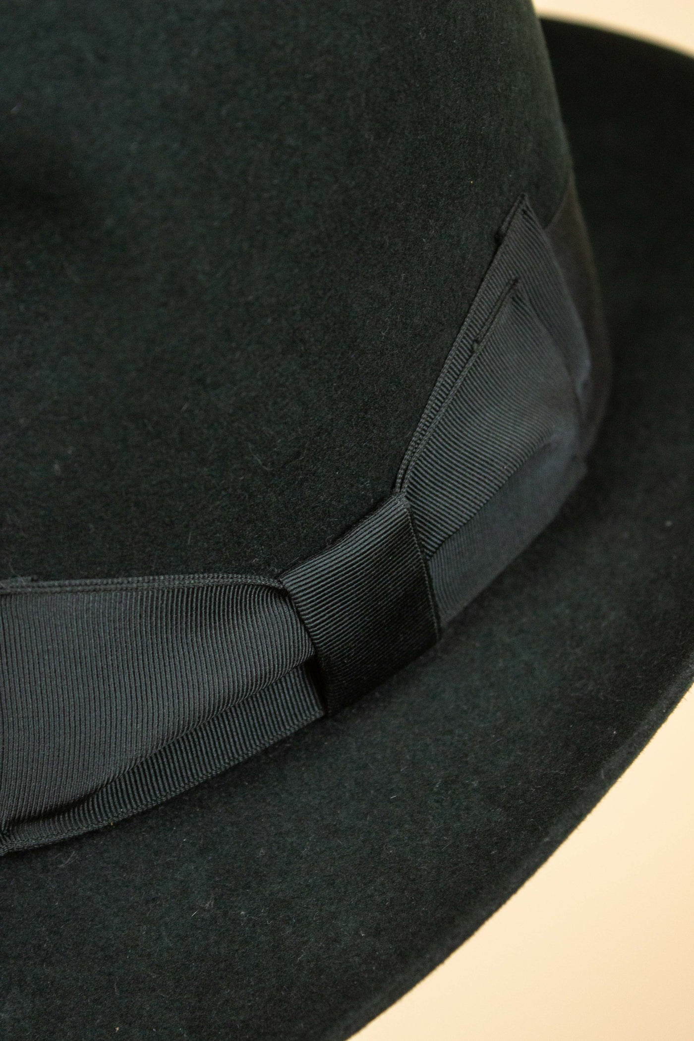 BRITISH 1950S DARK GREEN FELT HAT BY BURNLEY. SIZE 58