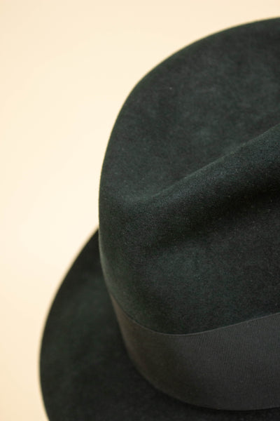 BRITISH 1950S DARK GREEN FELT HAT BY BURNLEY. SIZE 58