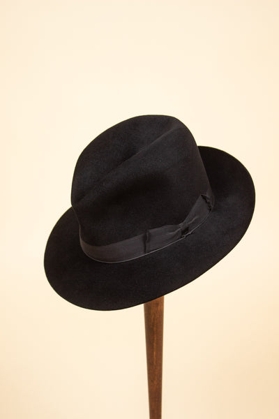 BLACK 1930S/1940S FEDORA FELT HAT BY SPORTEX. SIZE 56