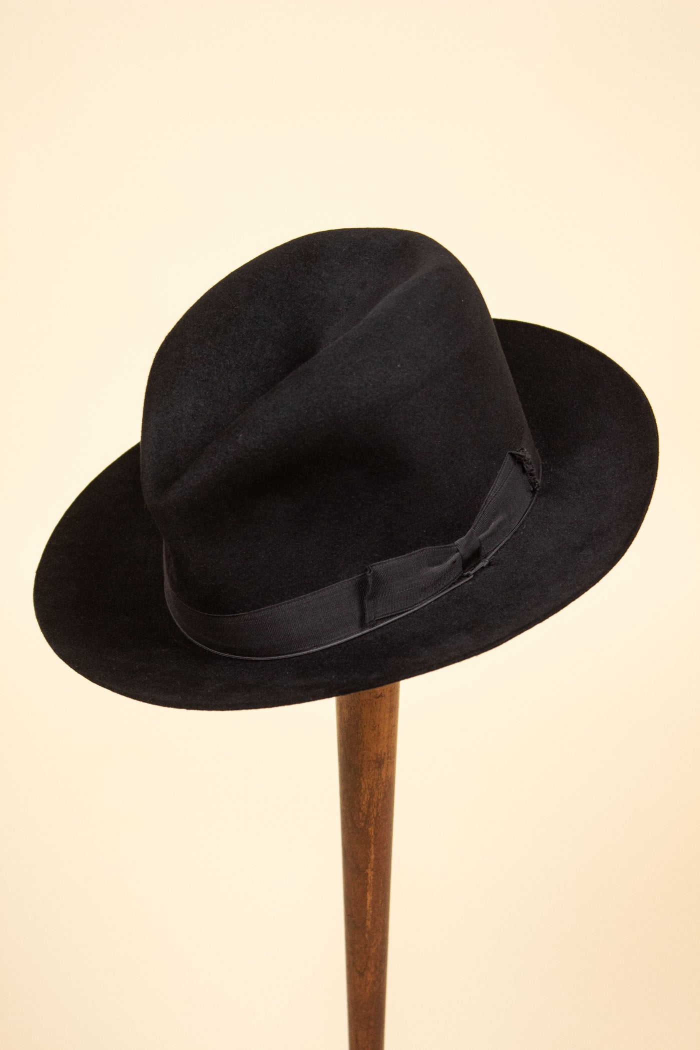 BLACK 1930S/1940S FEDORA FELT HAT BY SPORTEX. SIZE 56