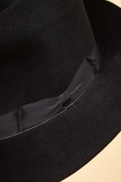 BLACK 1930S/1940S FEDORA FELT HAT BY SPORTEX. SIZE 56