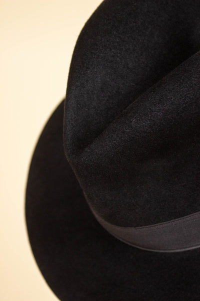 BLACK 1930S/1940S FEDORA FELT HAT BY SPORTEX. SIZE 56