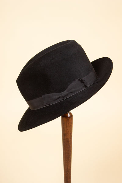 BLACK 1930S/1940S FEDORA FELT HAT BY SPORTEX. SIZE 56