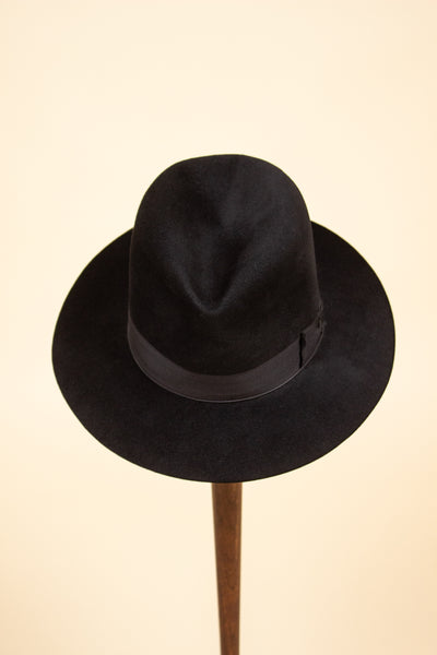 BLACK 1930S/1940S FEDORA FELT HAT BY SPORTEX. SIZE 56