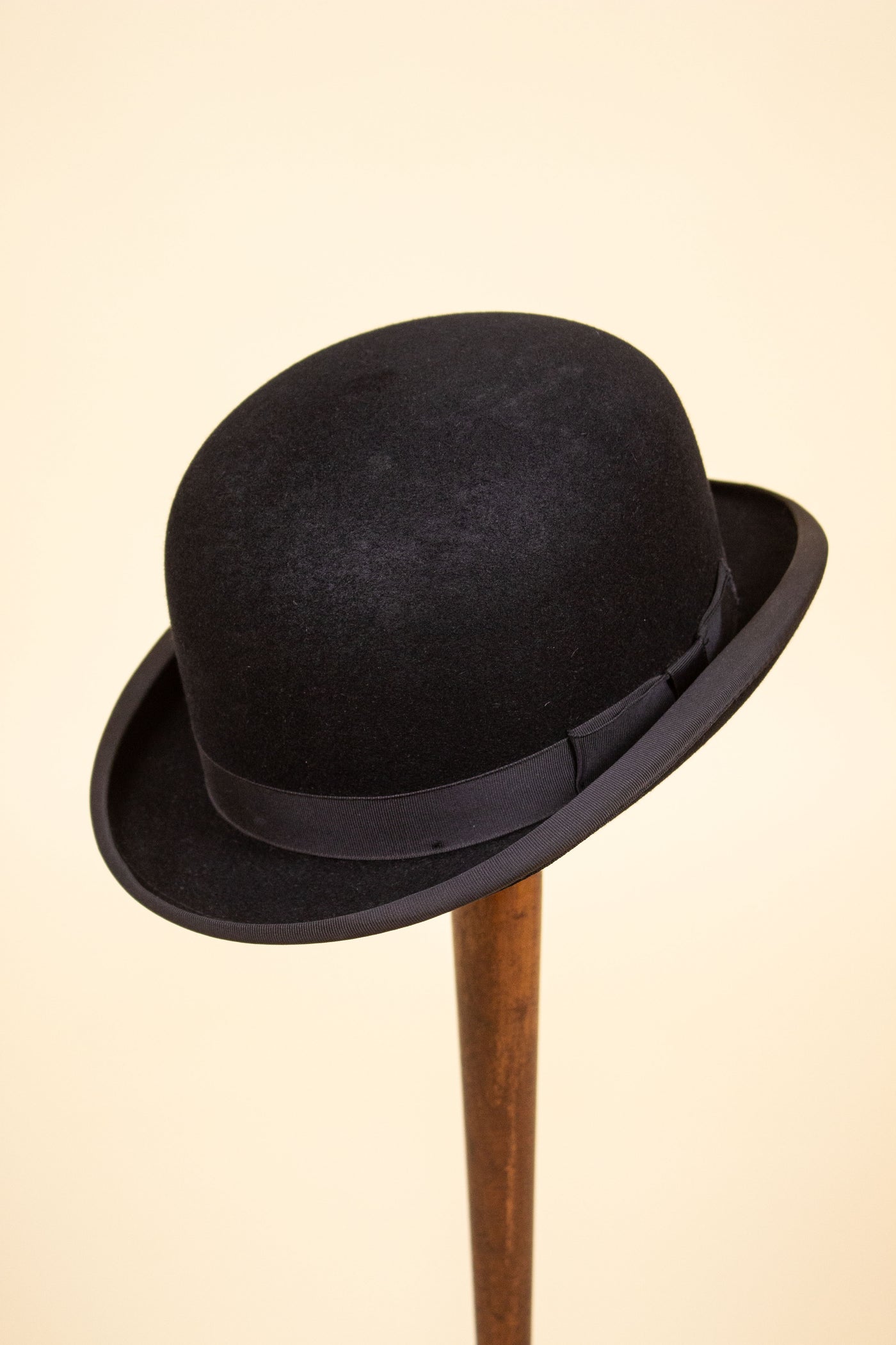 BRITISH 1950S/1960S BLACK BOWLER FELT HAT BY FAILSWORTH. SIZE 56 CM