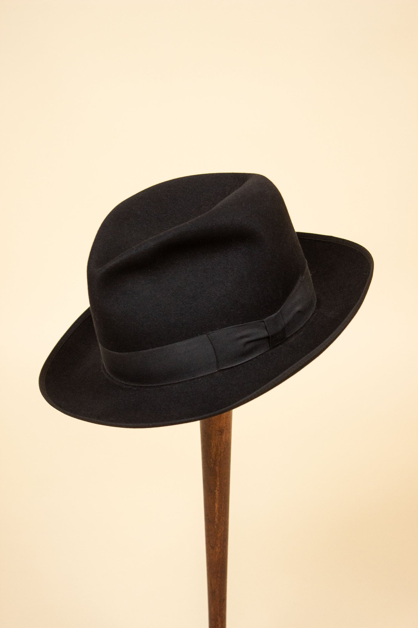 ITALIAN 1930S/1940S BLACK FELT HAT BY BARBISIO. SIZE 59