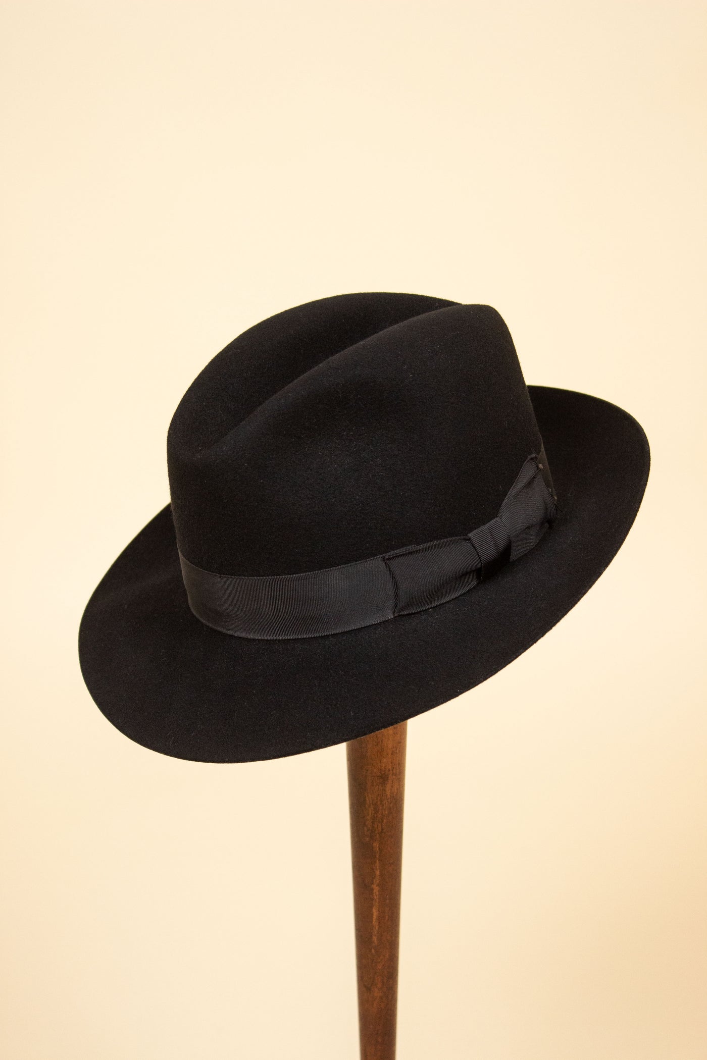 DANISH 1950S/1960S BLACK FELT HAT BY DANFELT. SIZE 54,5