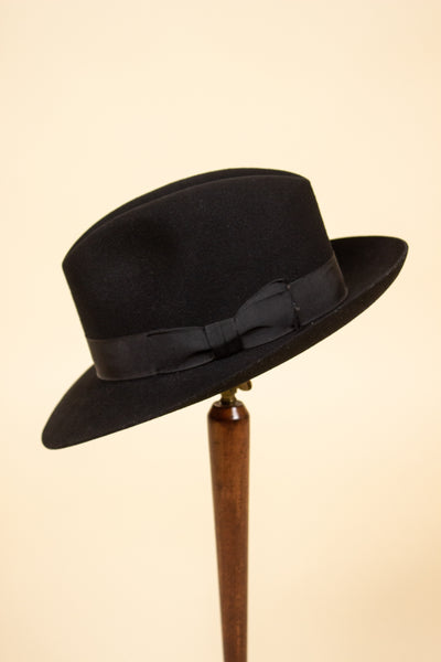 DANISH 1950S/1960S BLACK FELT HAT BY DANFELT. SIZE 54,5