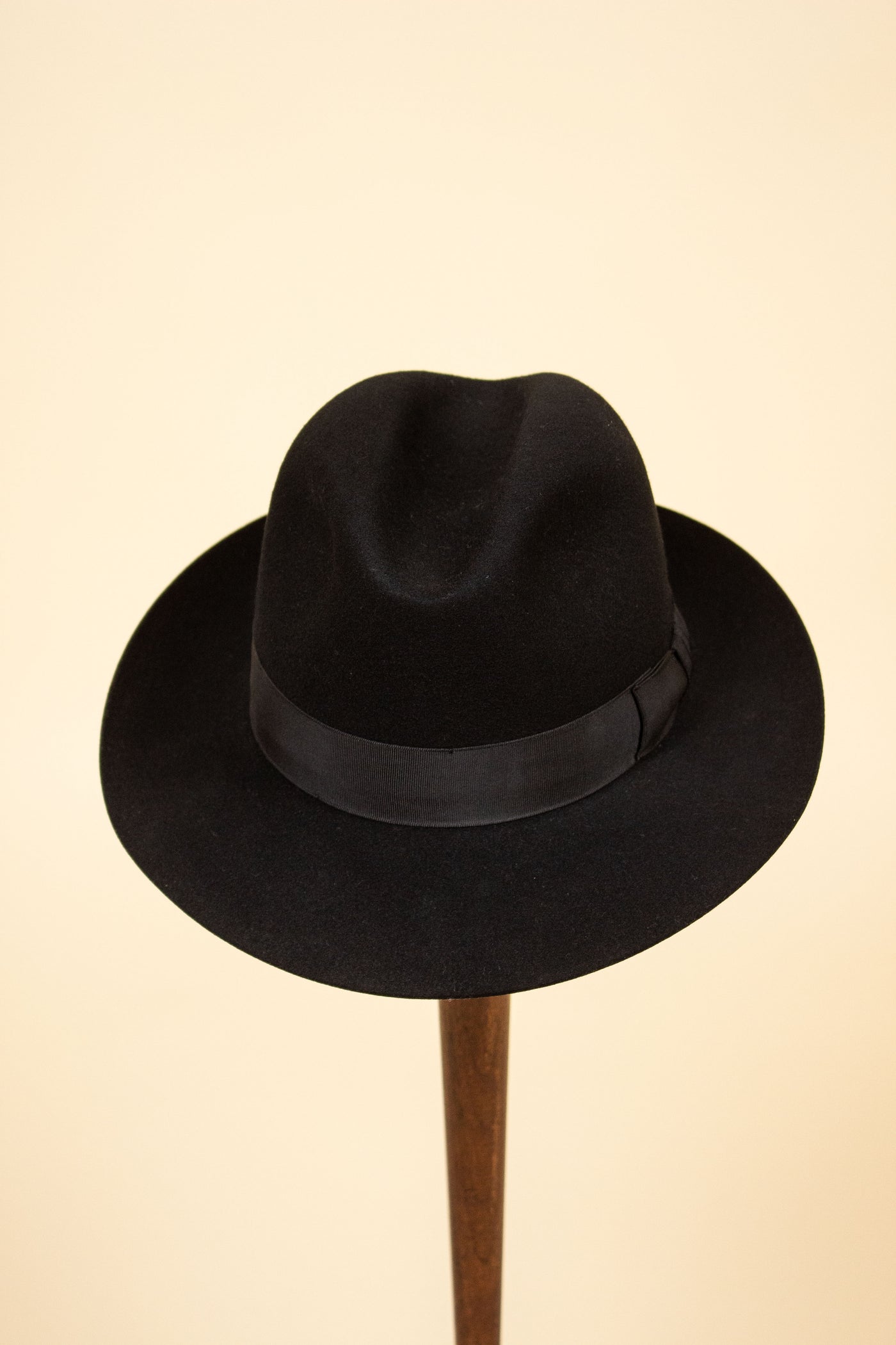 DANISH 1950S/1960S BLACK FELT HAT BY DANFELT. SIZE 54,5