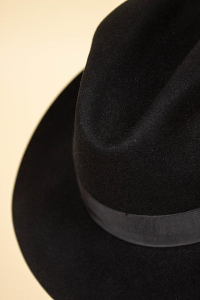 DANISH 1950S/1960S BLACK FELT HAT BY DANFELT. SIZE 54,5